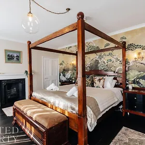  Holiday home Townhouse With Garden & Free Parking